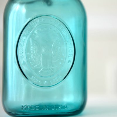 画像2: 【希少】アンティーク メイソンジャー Ball Mason jar  ビンテージ　Quart(クォート)　ワイヤー型　Bicentennial Celebration　ワシ彫刻　ブルー瓶/ブルー蓋