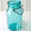 画像2: 【希少】アンティーク メイソンジャー Ball Mason jar  ビンテージ　Quart(クォート)　ワイヤー型　Bicentennial Celebration　ワシ彫刻　ブルー×ホワイト蓋ホワイト蓋 (2)